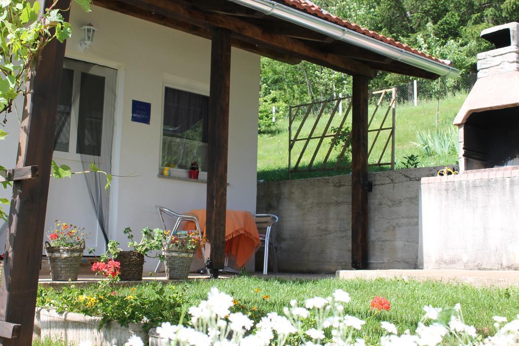 Apartment Metlaca Perusic Екстериор снимка